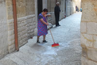 Italija, Bari. Miestai būna švarūs, kai jų gyventojai gatves plauna kaip savo namų grindis.